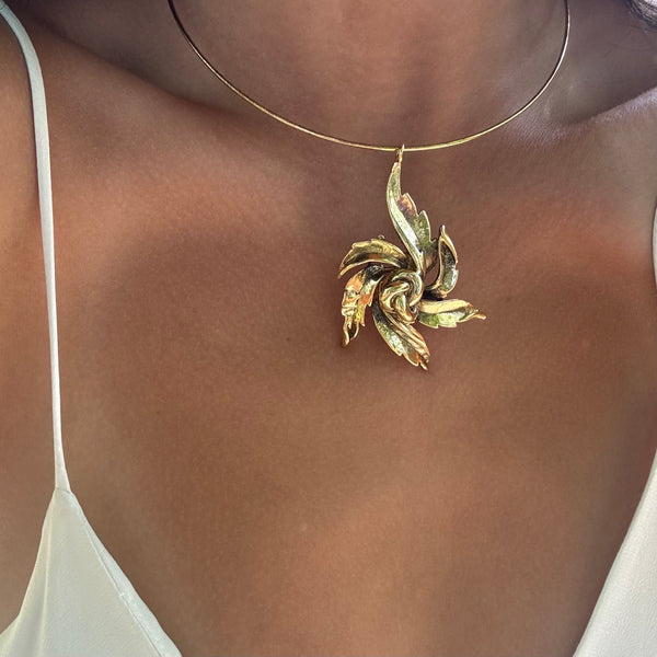 AMY FLOWER KNOT BURST PENDANT NECKLACE