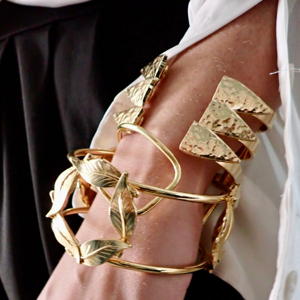 RIVER LEAF DISC BANGLE BRACELET