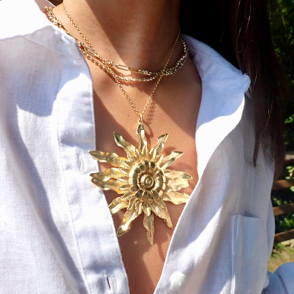 CLAIRE STATEMENT FLOWER STATEMENT NECKLACE