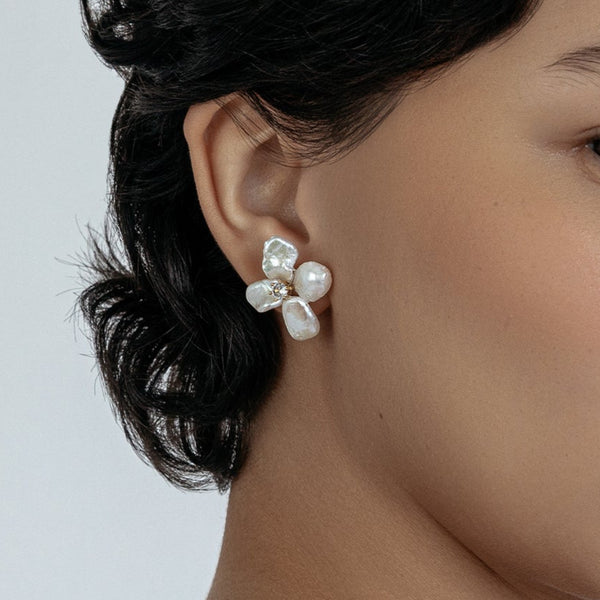 SHASHI FLOWER PEARL EARRING