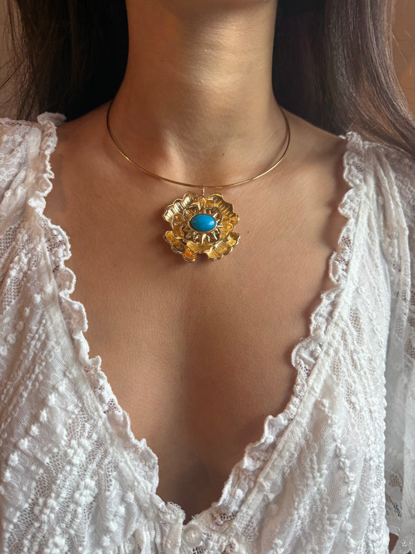 ROSIE EIGHT LEAF PETAL FLOWER PENDANT NECKLACE