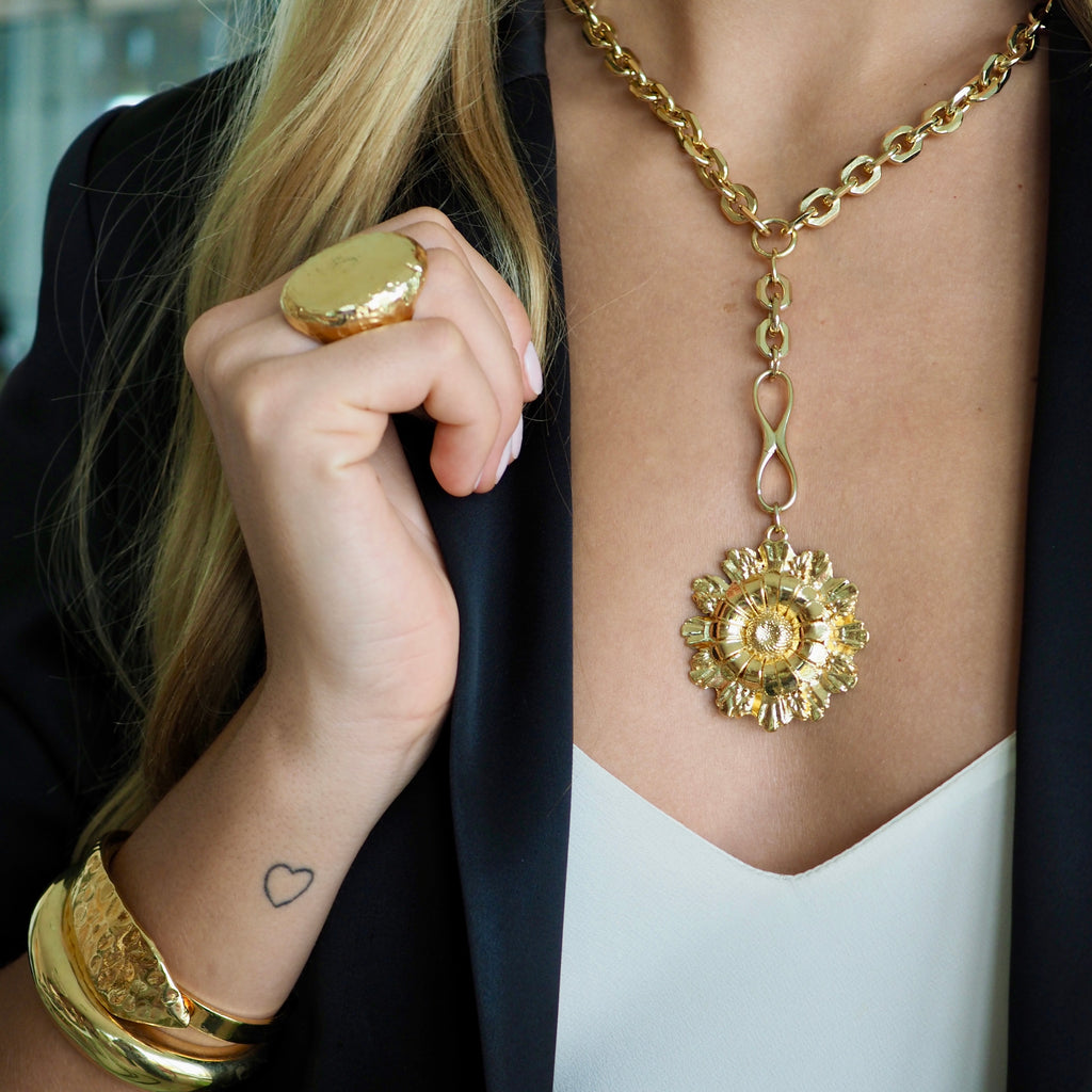 BRYCE ROLLED FLOWER  DISC NECKLACE