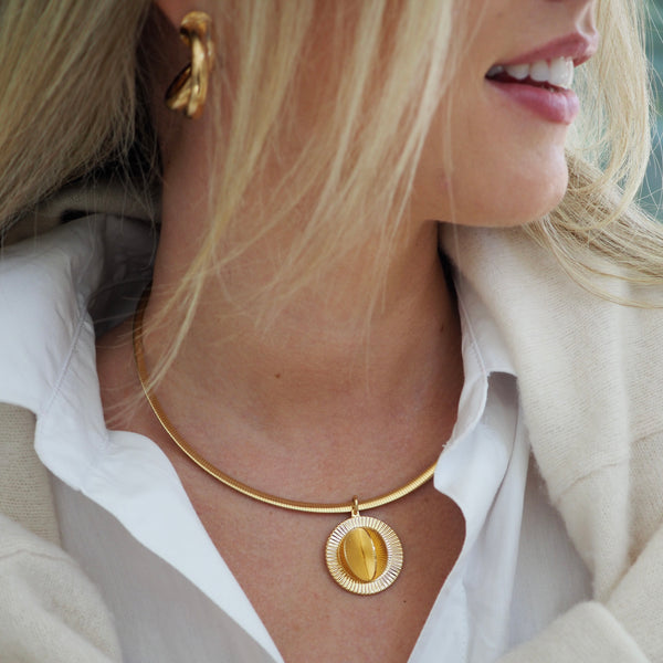 TAYE FLUTED WHEEL NECKLACE