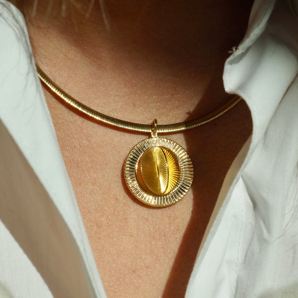 TAYE FLUTED WHEEL NECKLACE