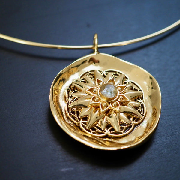 LIV  FLORAL BURST  DISC  NECKLACE