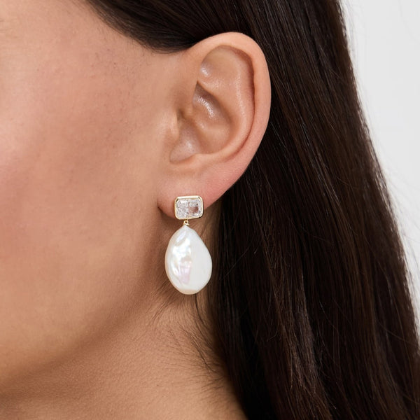 SHASHI EMERALD BAGUETTE CLEO EARRIGS