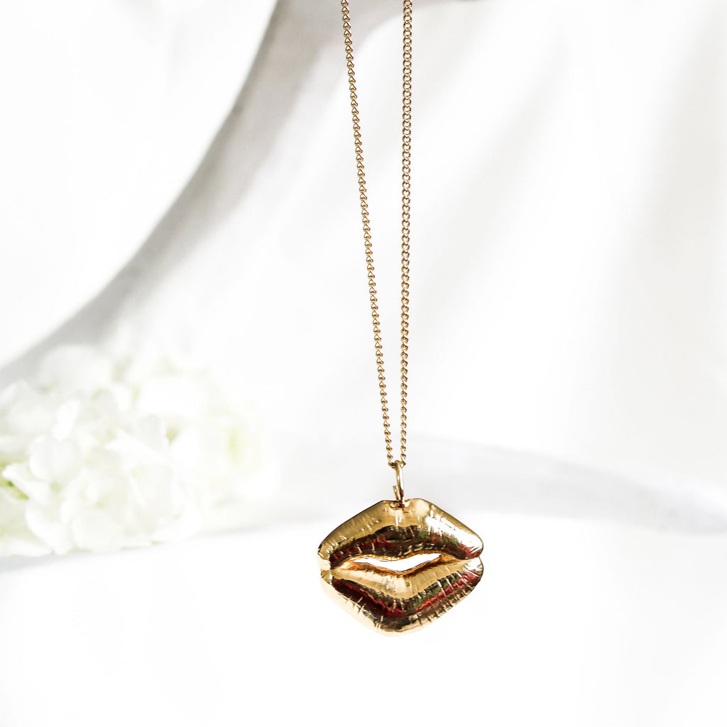 KACEY LIP NECKLACE