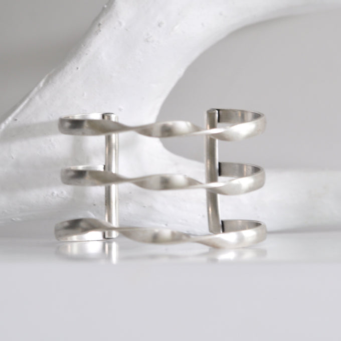 CARLY 3- Twist Cuff