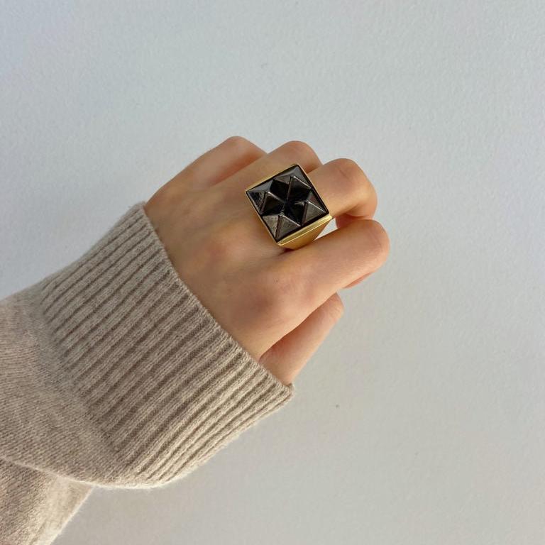 PIA PYRAMID Square Ring